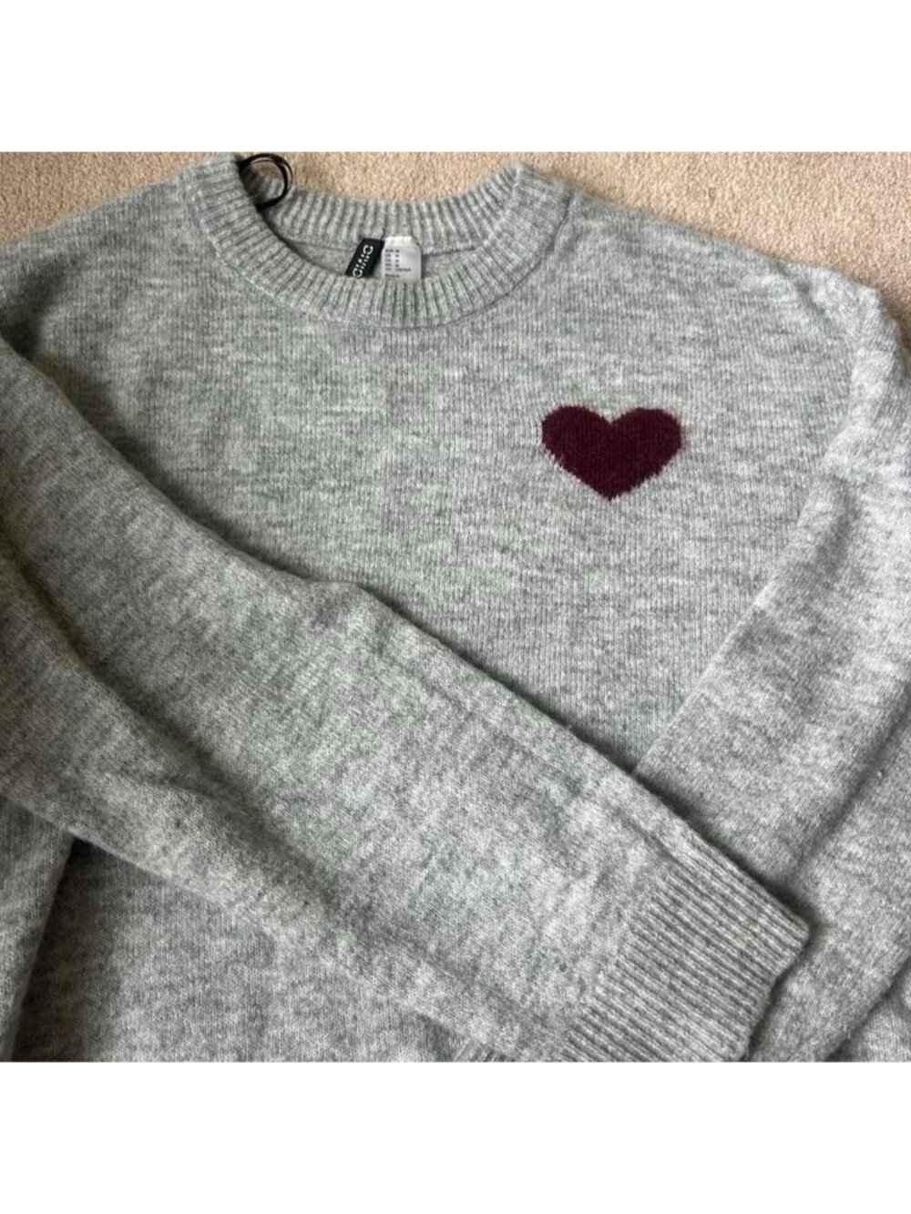 Gray H&M sweater with burgundy heart, size M #heart #knitwear